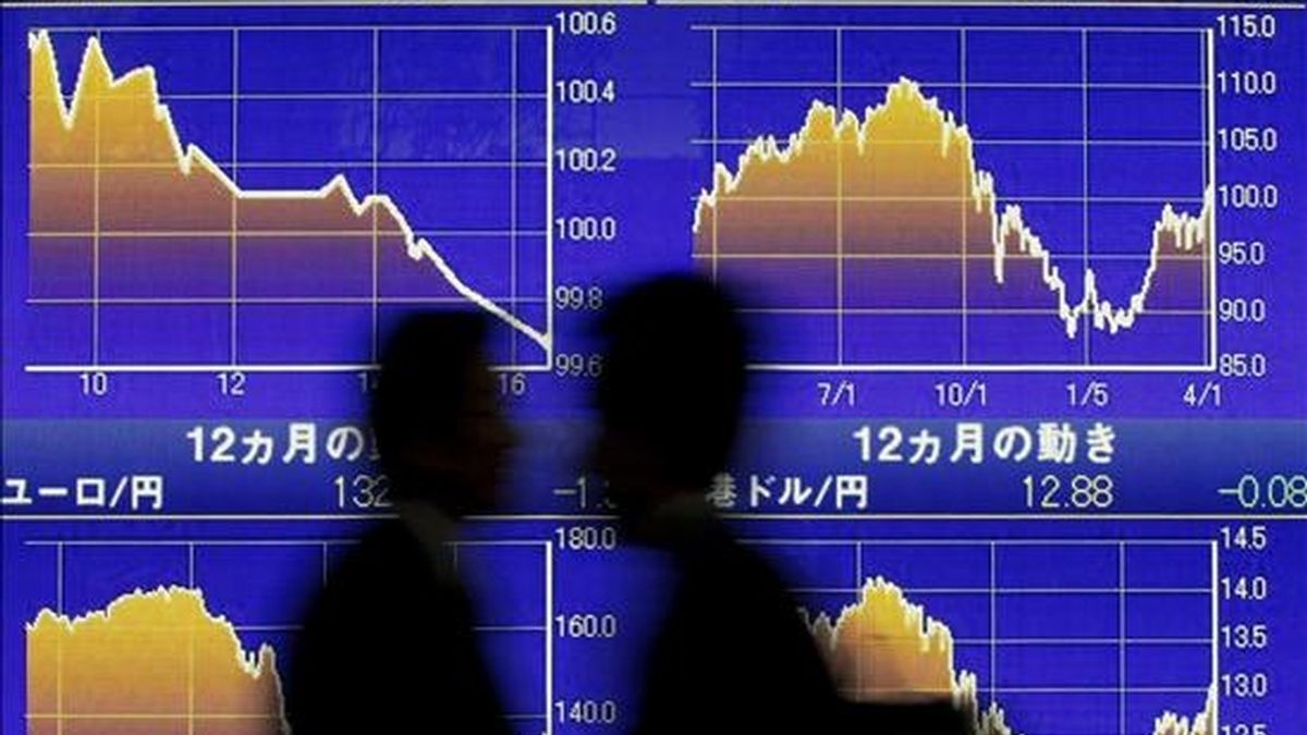 Dos peatones caminan hoy frente a un tablero electrónico con valores de la Bolsa de Tokio (Japón). La Bolsa de Tokio perdió hoy un 2,69 por ciento debido al temor generado en torno a los próximos resultados financieros de las empresas estadounidenses correspondientes al primer trimestre del año, lo que hizo caer el martes a Nueva York. El índice Nikkei de la Bolsa de Valores de Tokio retrocedió 237,84 puntos, hasta las 8.595,01 unidades, mientras el Topix, que agrupa a todos los valores de la primera sección, cayó 38,03 enteros, el 2,08 por ciento, hasta los 815,26 puntos. EFE