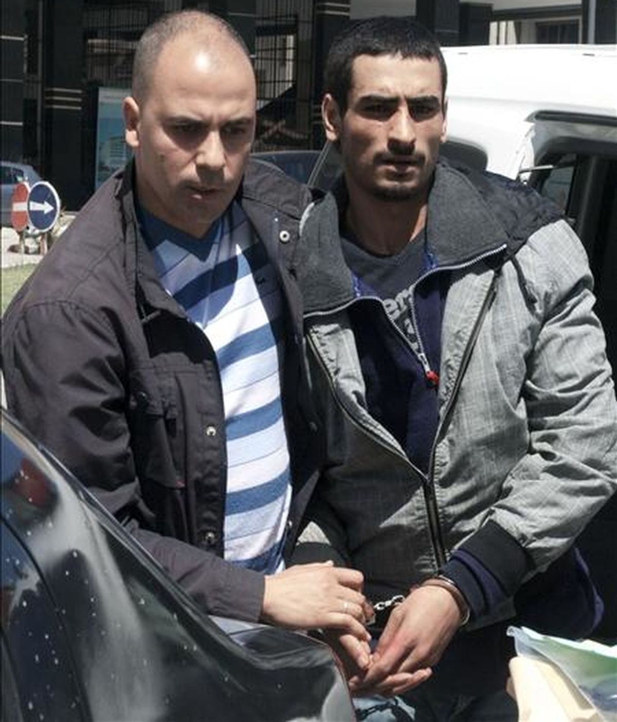 El asesino confeso de un matrimonio español el pasado abril en Asilah (Marruecos), Tarek El Hauari (d), trasladado por miembros de la Policía Judicial al Tribunal de Apelación de Tánger. EFE/Archivo