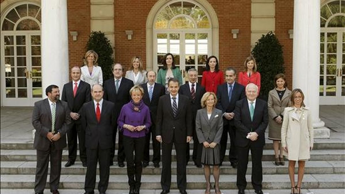 El presidente del Gobierno, José Luis Rodríguez Zapatero (c), posa con los miembros del nuevo Gobierno, en el Palacio de la Moncloa, momentos antes de la reunión hoy del Consejo de Ministros. EFE