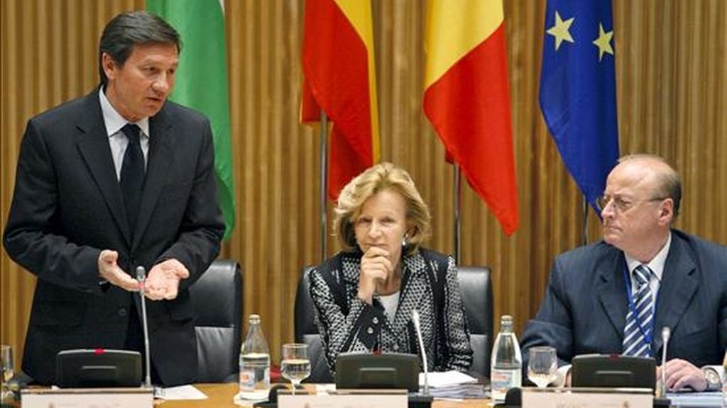 La vicepresidenta económica, Elena Salgado, y el senador de CiU Jordi Vilajoana, escuchan la intervención del presidente de la comisión de Economía y Hacienda, Antonio Gutiérrez, durante la reunión de presidentes de las Comisiones de Economía y Finanzas de los Parlamentos de los países de la UE que se celebra hoy en Madrid. EFE