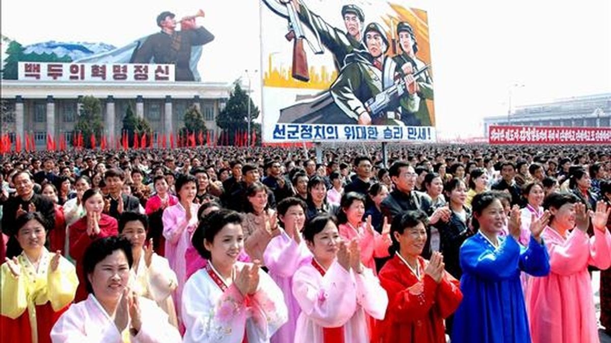 Unas cien mil personas se congregan en la Plaza Kim II Sung para celebrar el lanzamiento del satélite norcoreano Kwangmyongsong-2 en Pyongyang, Corea del Norte, hoy, miércoles 8 de abril. 
En medio de las críticas internacionales, Corea del Norte efectuó el pasado 5 de abril, el lanzamiento del cohete "Unha-2" despegando de la base norcoreana de Musudan-ri, que transportaba el satélite de comunicaciones Kwangmyongsong-2. EFE/KCNA