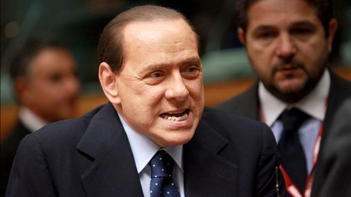 El primer ministro italiano, Silvio Berlusconi, al comienzo del segundo día de celebración de la cumbre de la UE en Bruselas (Bélgica) el pasado viernes, 19 de junio. EFE/Archivo