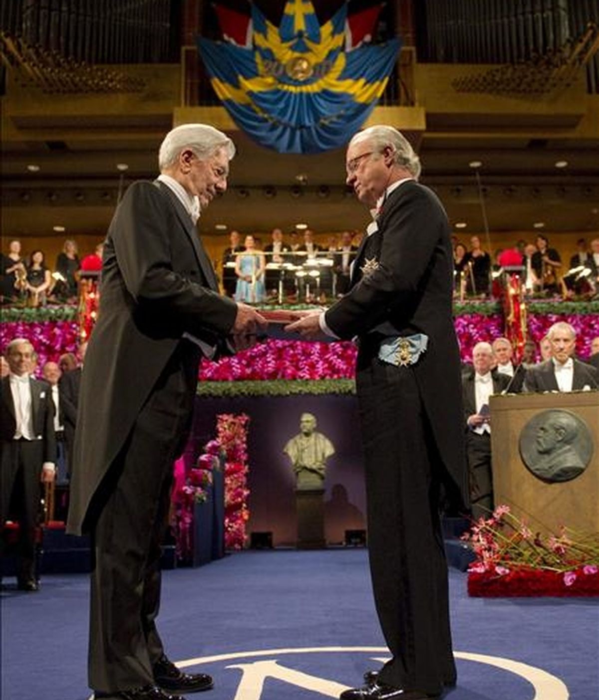 El rey Carlos Gustavo de Suecia entrega al escritor peruano Mario Vargas Llosa (izda) la medalla y el diploma que le acreditan como Premio Nobel de Literatura 2010, durante la ceremonia celebrada en la Sala de Conciertos de Estocolmo. EFE