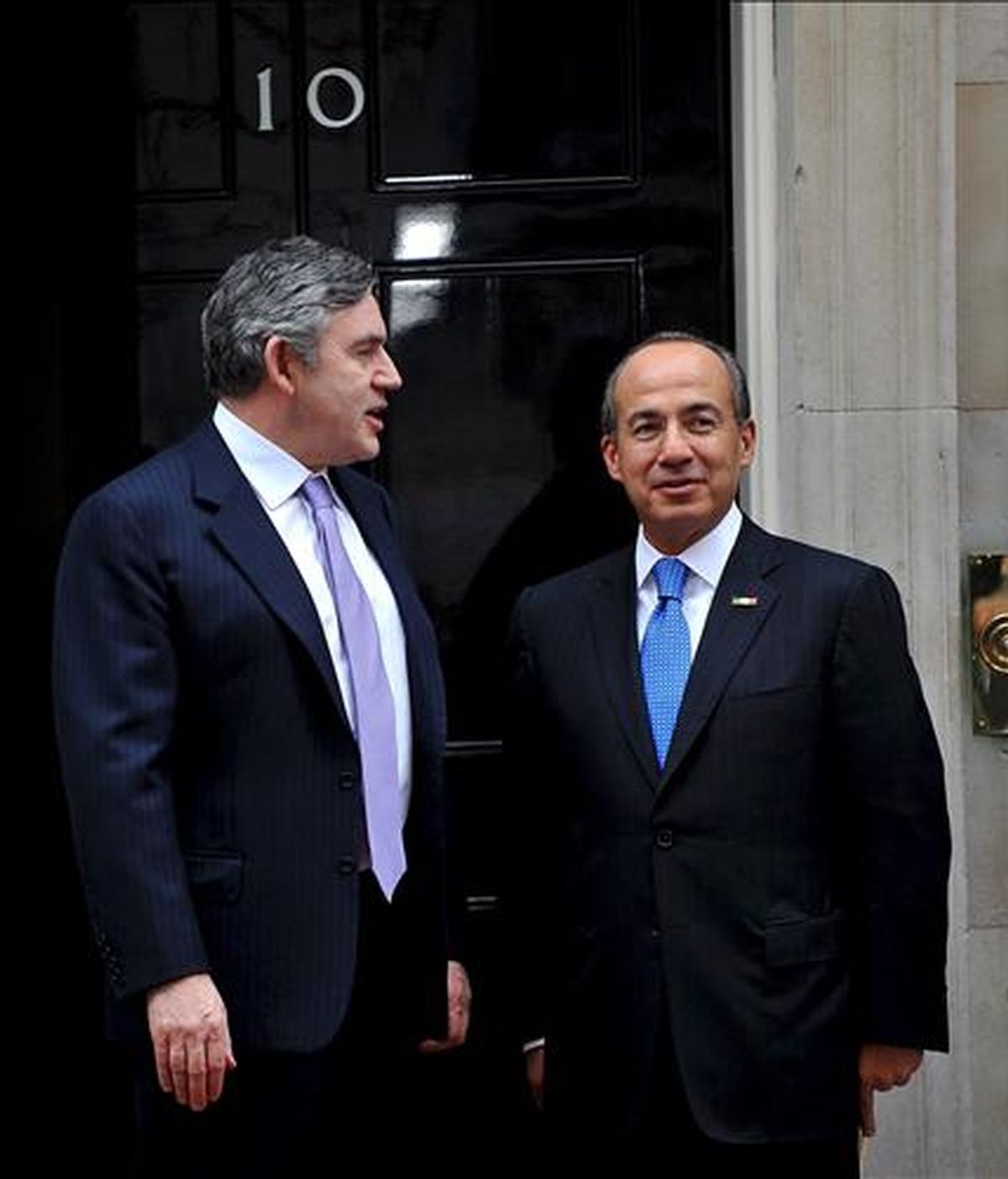 El presidente de México, Felipe Calderón (dcha.), es recibido por el primer ministro británico, Gordon Brown, en Downing Street. EFE