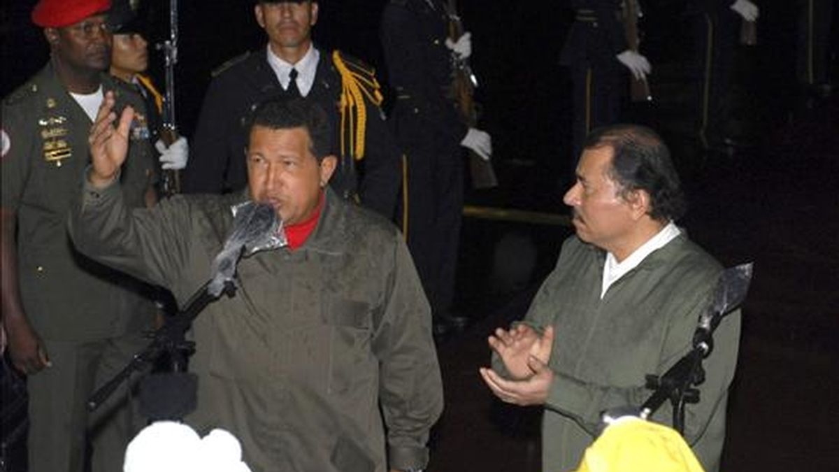 El presidente nicaragüense, Daniel Ortega, escucha a su homólogo de Venezuela, Hugo Chávez, a su llegada al Aeropuerto Internacional de Managua (Nicaragua) para una reunión extraordinaria de la Alianza Bolivariana de las Américas (ALBA). EFE