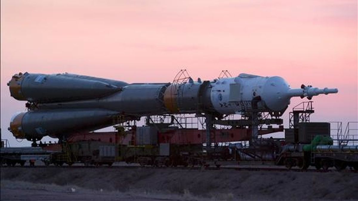 En la imagen, el cohete "Soyuz" es trasladado a su rampa de lanzamiento en el cosmódromo Baikonur, en Kazajistán. EFE/Archivo