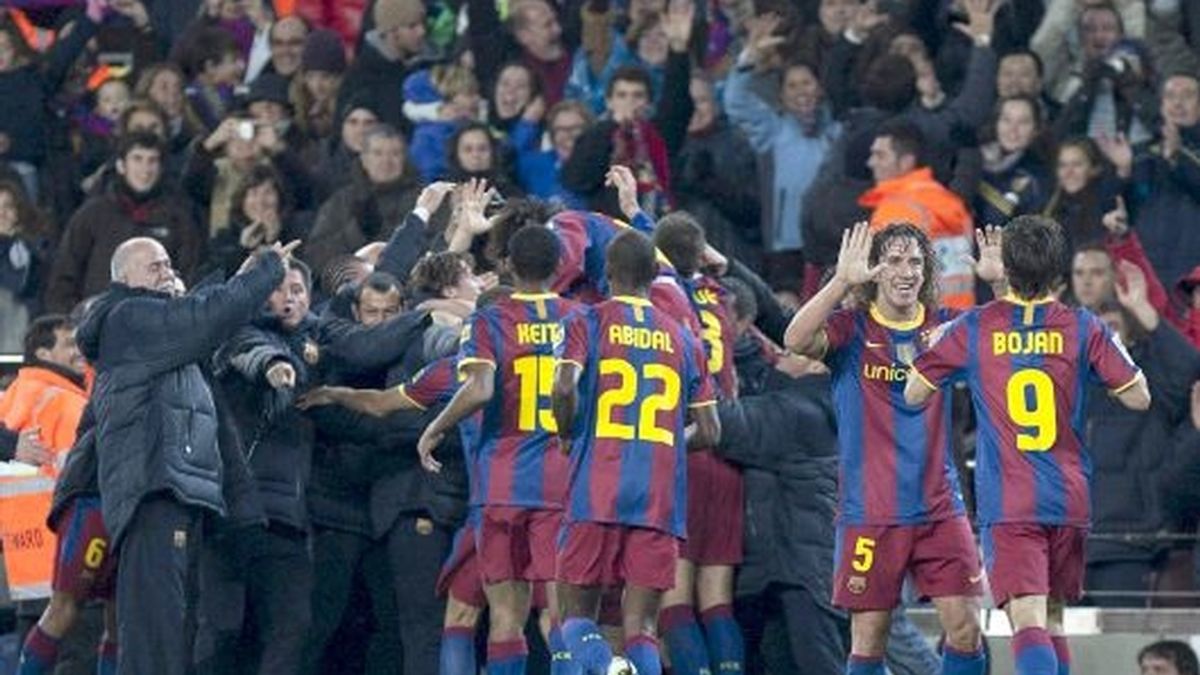 El Barça acabó eufórico, celebrando todos juntos la gran victoria sobre el Madrid. FOTO: EFE.