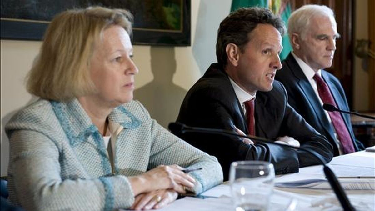 El secretario del Tesoro de EE.UU., Timothy Geithner, (c), flanqueado por la presidenta de la Comisión de Valores (SEC) de EE.UU., Mary Schapiro, (i), y el gobernador de la Fed, Daniel Tarullo, (d), anuncia las nuevas normas sobre los salarios máximos para ejecutivos del país. EFE