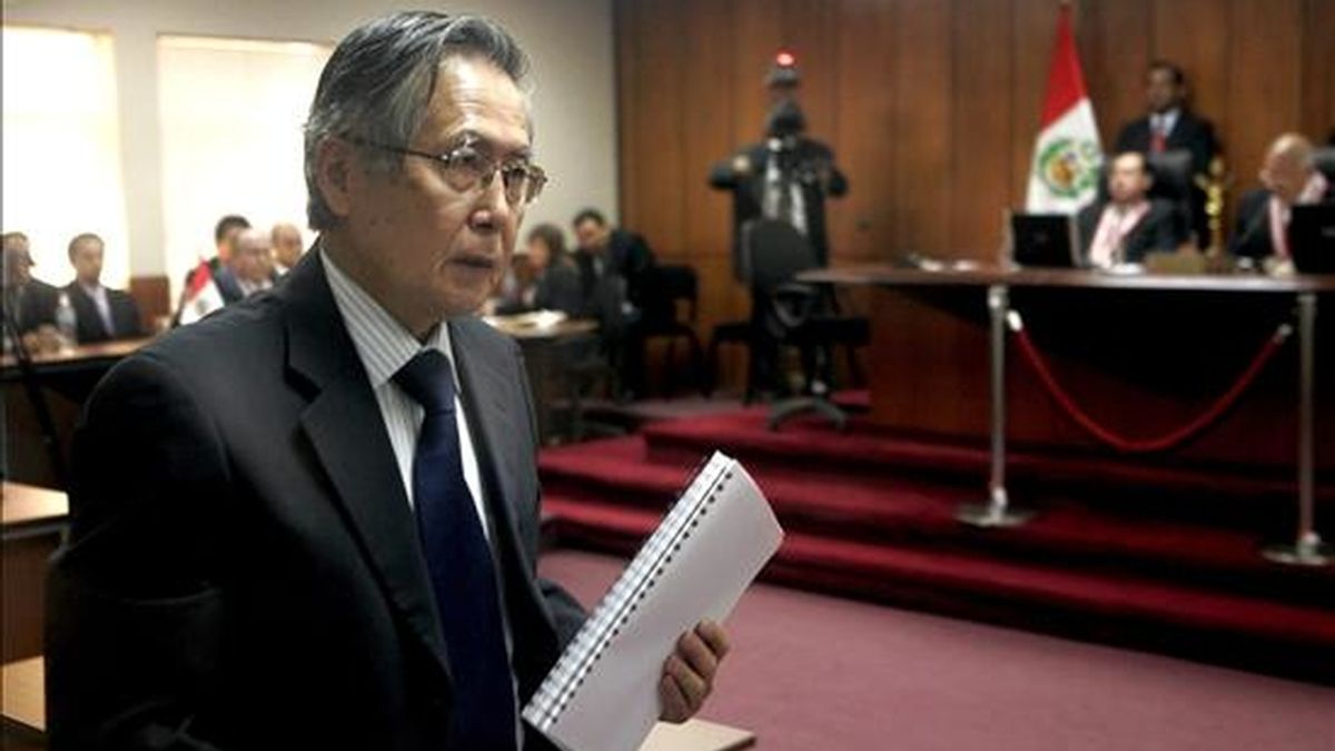 Imagen de este martes del ex presidente peruano Alberto Fujimori, tras ser condenado a 25 años de prisión por la sala penal especial de la Corte Suprema de Justicia que lo procesó por violaciones de los derechos humanos. EFE Imagen de este martes del ex presidente peruano Alberto Fujimori, tras ser condenado a 25 años de prisión por la sala penal especial de la Corte Suprema de Justicia que lo procesó por violaciones de los derechos humanos. EFE