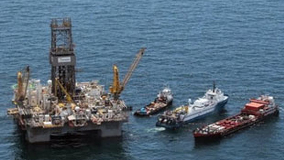 BP instaló la semana pasada una enorme campana sobre el orificio por el que fluía crudo al mar. FOTO: AP