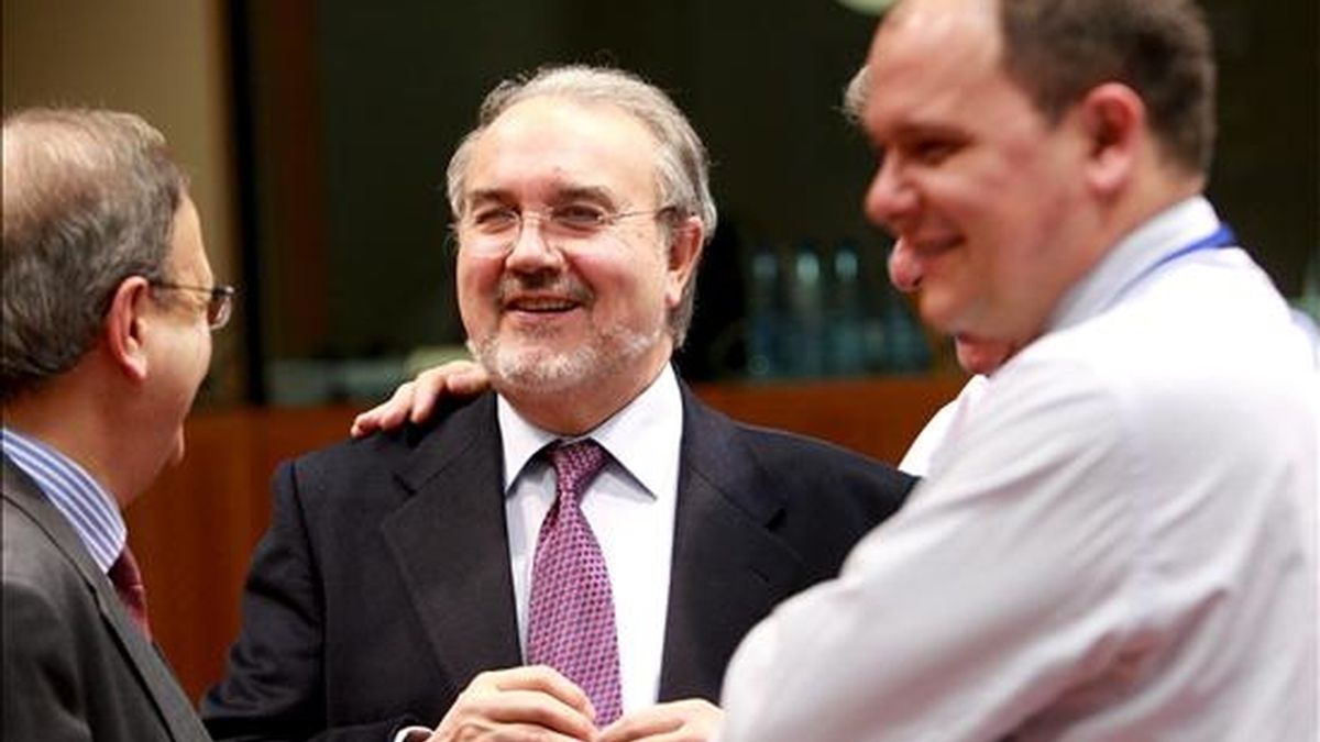 El ministro español de Economía, Pedro Solbes (c), asiste a la reunión del Consejo de Ministros de Economía y Finanzas de la Unión Europea (Ecofin) en Bruselas (Bélgica) hoy martes 10 de febrero. EFE