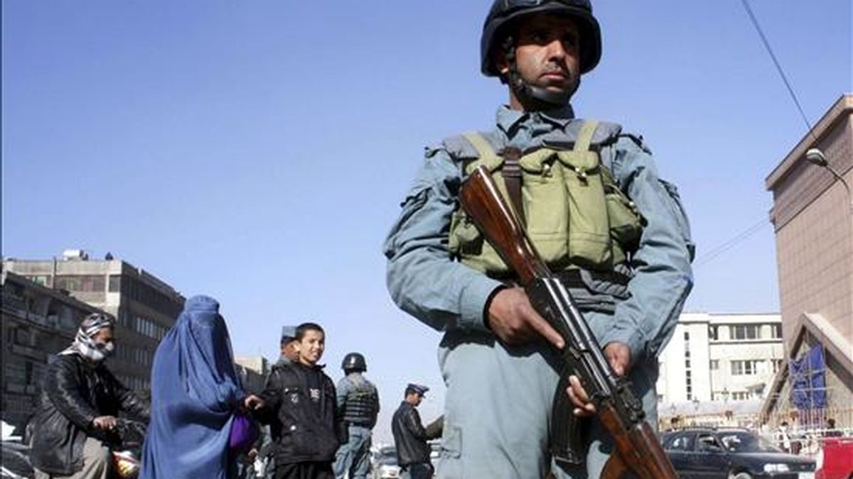 Un policía afgano hace guardia en una calle de Kabul (Afganistán), el 30 de noviembre de 2010. EFE