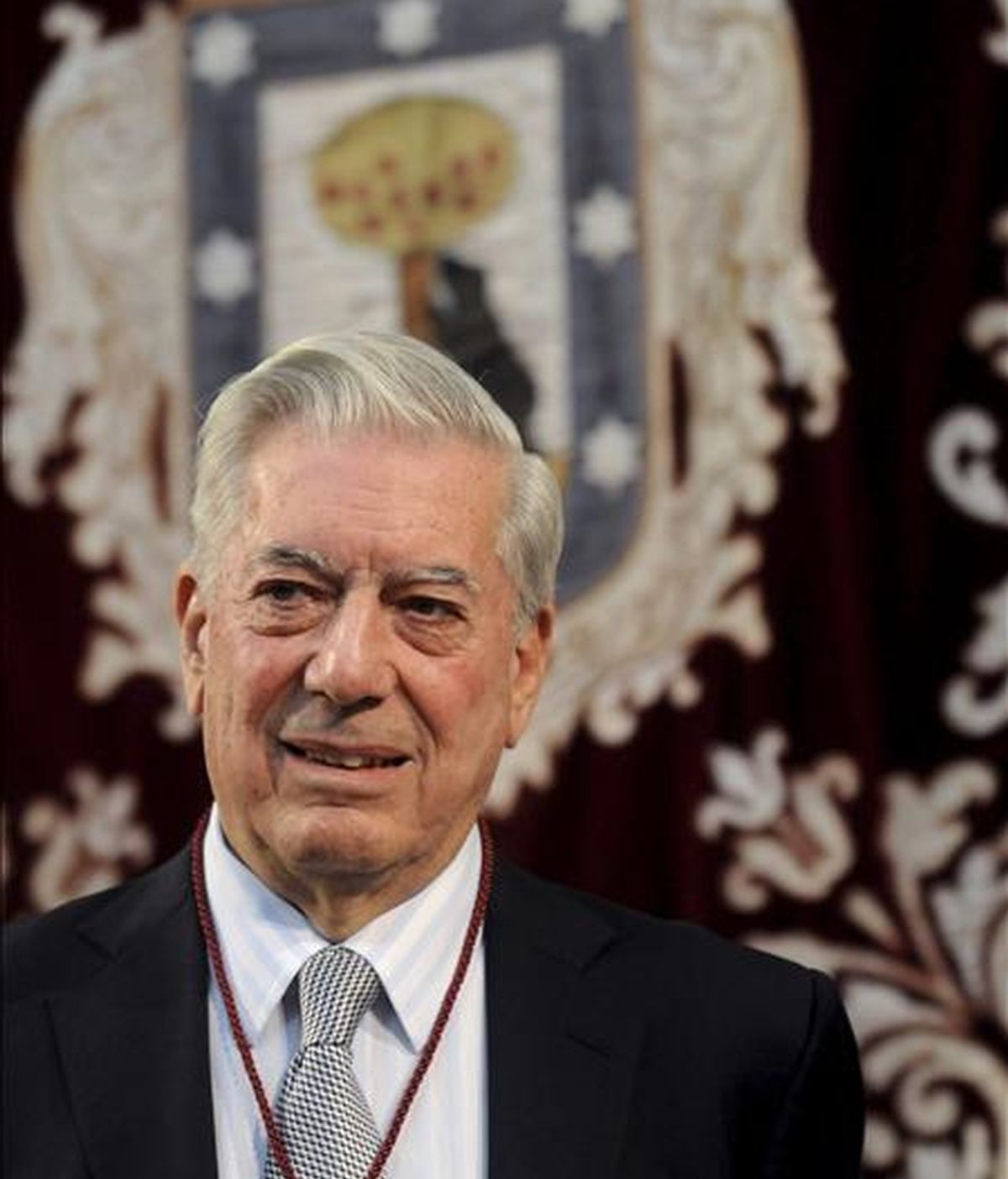 El premio Nobel de Literatura, Mario Vargas Llosa, recibió hoy el título de Hijo Adoptivo de la Villa de Madrid, de manos del alcalde, Alberto Ruíz Gallardón. EFE