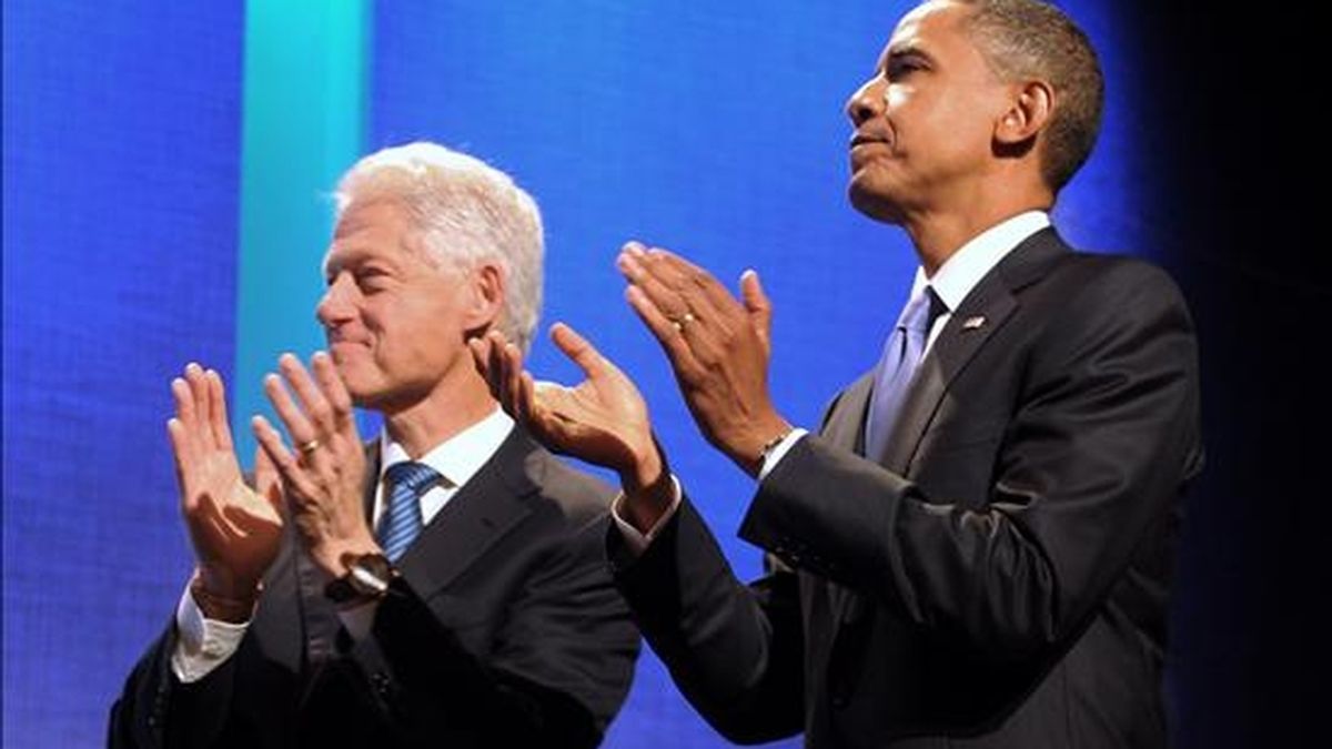 Fotografía del pasado 23 de septiembre en la que se registró al ex presidente de Estados Unidos, Bill Clinton (i), junto al presidente Barack Obama (d), quienes se reencontrarán este viernes en la Casa Blanca. EFE/Archivo