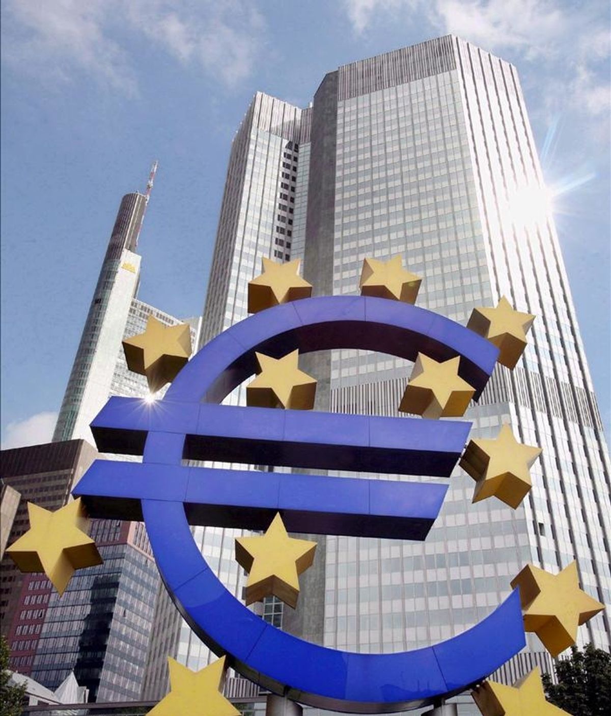 Foto de archivo de la sede del Banco Central Europeo tras el logotipo del euro en Fráncfort (Alemania). EFE/Archivo