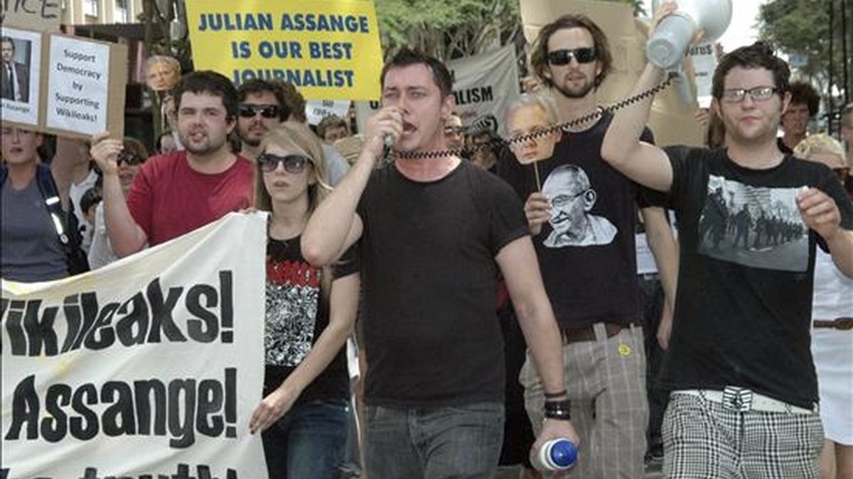 Manifestantes gritan consignas en apoyo al fundador de Wikileaks, Julian Assange, en el centro de Brisbane (Australia) hoy, 10 de diciembre de 2010. Cerca de 350 personas han participado en las protestas en contra de la extradición de Assange a Suecia, donde sería juzgado por cargos de delito sexual que creen, son un intento de silenciarle. EFE