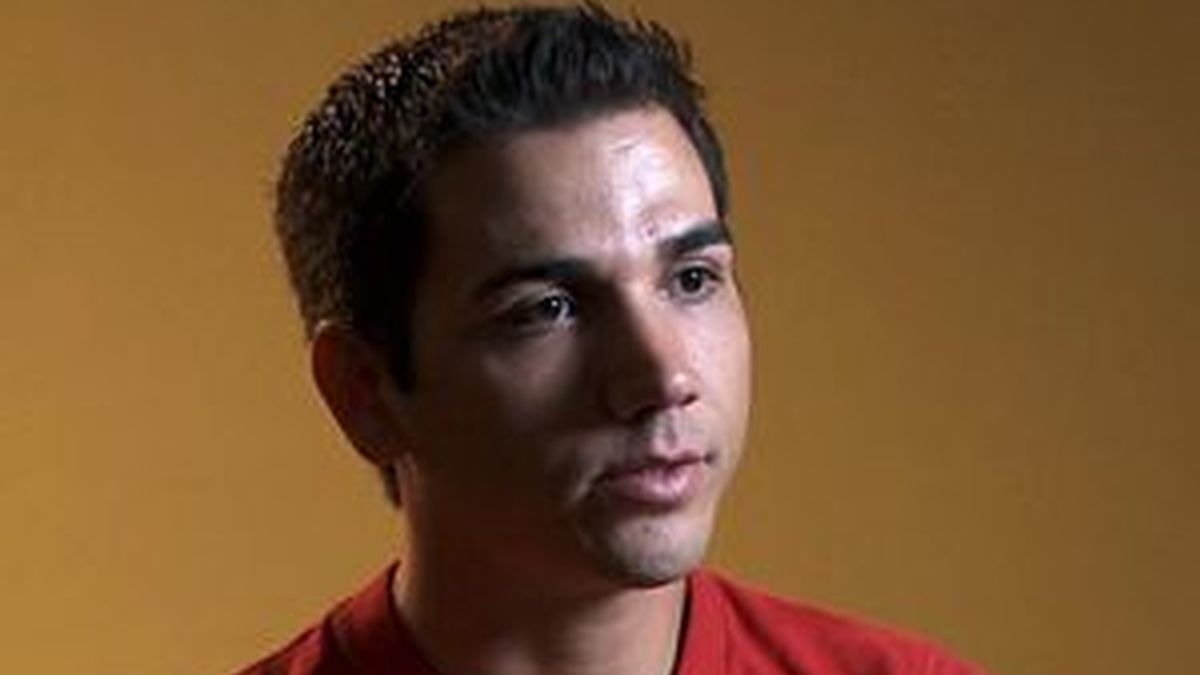 El actor porno, Derrick Burts, de 24 años, también exhortó al uso obligatorio de condones en los sets de filmación.