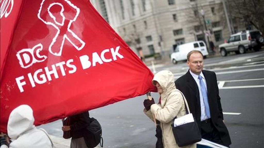 Unos activistas de la lucha contra el SIDA sostienen unas pancartas con lazos rojos en Washington, Estados Unidos. El Programa Conjunto de las Naciones Unidas sobre VIH/sida (Onusida) informó la semana pasada que en la actualidad hay 33,3 millones de personas en el mundo que viven con el virus del VIH, frente a 26,2 millones en 1999. EFE