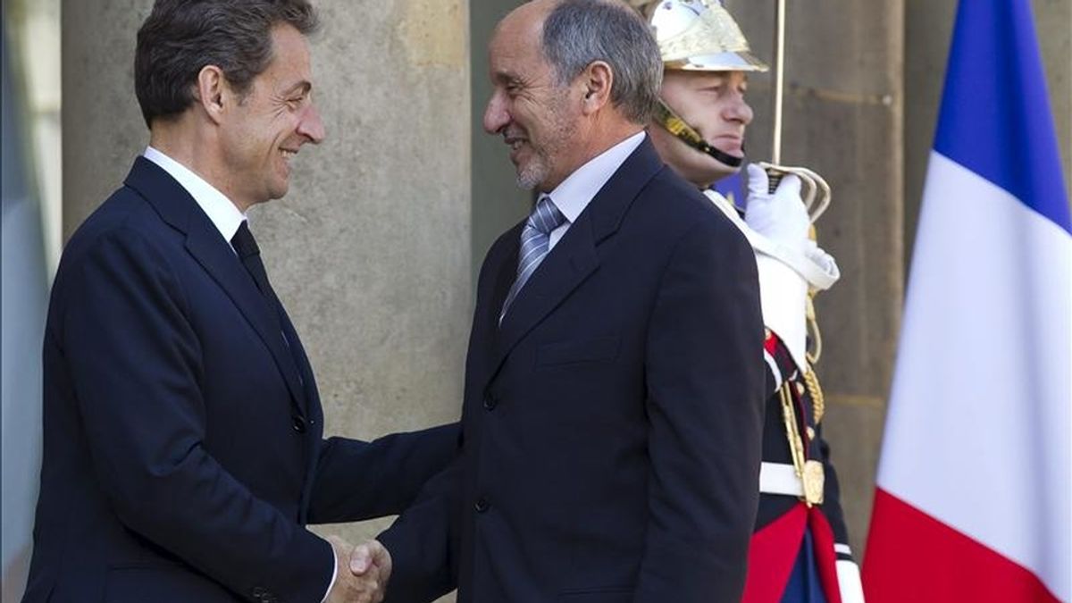 El presidente de Francia, Nicolas Sarkozy (i), estrecha la mano del presidente del Consejo Nacional de Transición (CNT) libio, Mustafa Abdelyalil (d), durante la reunión que mantuvieron en París el pasado 20 de abril. EFE/Archivo