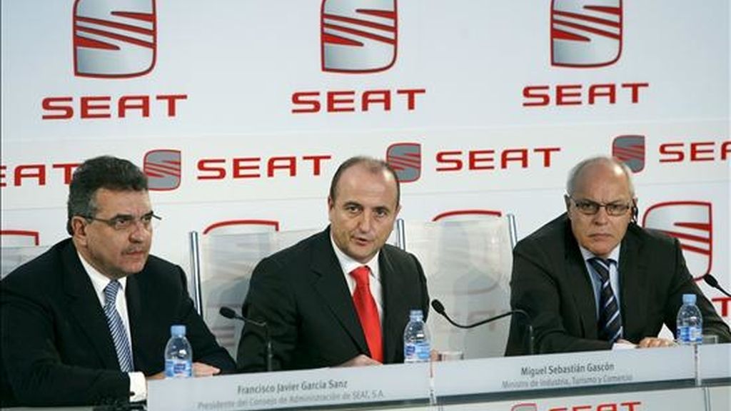 El presidente del Comité Ejecutivo de SEAT, S.A., Erich Schmitt (d), el ministro de Industria, Turismo y Comercio, Miguel Sebastián (c), y el presidente del Consejo de Administración de SEAT, S.A., Francisco Javier García Sanz (i), durante la presentación el pasado 12 de enero en Martorell (Barcelona), del proyecto Twin Drive Ecomotive, para investigar en el ámbito de la tecnología híbrida para que, en el futuro, los modelos de la marca española puedan ser propulsados mediante energías alternativas. EFE El presidente del Comité Ejecutivo de SEAT, S.A., Erich Schmitt (d), el ministro de Industria, Turismo y Comercio, Miguel Sebastián (c), y el presidente del Consejo de Administración de SEAT, S.A., Francisco Javier García Sanz (i), durante la presentación el pasado 12 de enero en Martorell (Barcelona), del proyecto Twin Drive Ecomotive, para investigar en el ámbito de la tecnología híbrida para que, en el futuro, los modelos de la marca española puedan ser propulsados mediante energías alternativas. EFE