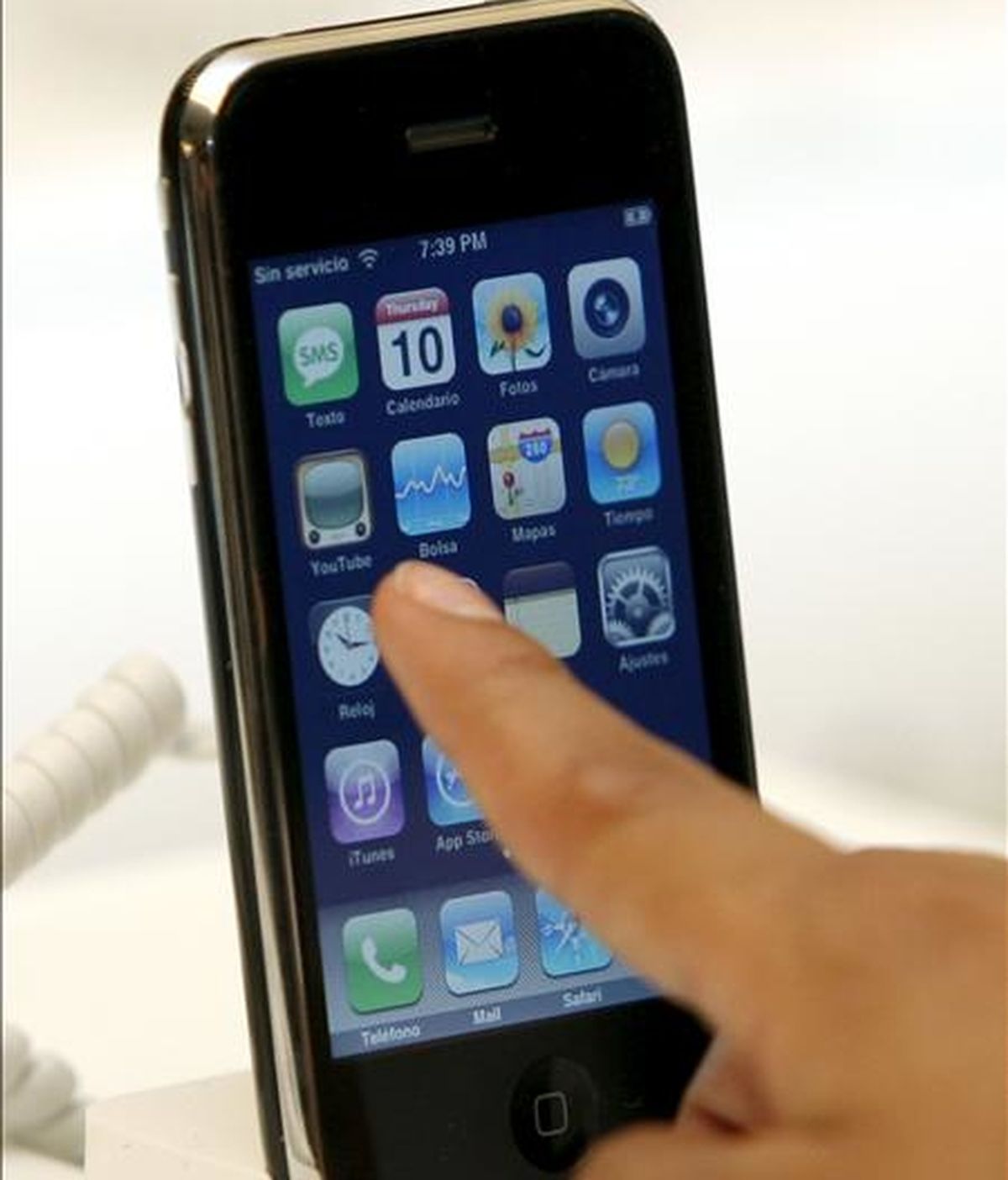 Detalle del nuevo teléfono móvil de Apple, iPhone 3G. EFE