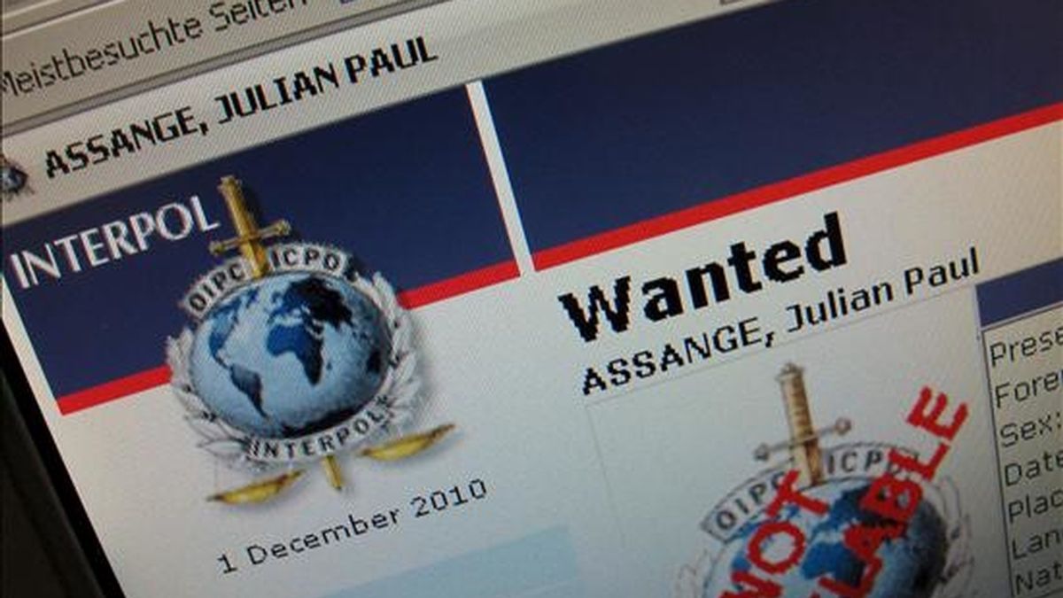 Vista parcial de la página web de la Interpol, hoy, 1 de diciembre de 2010, después de que la agencia emitiera un día antes una orden internacional de detención contra el fundador de WikiLeaks, Julian Assange, en Berlín (Alemania). La orden internacional de detención, una "notificación roja", contra Assange es por presuntos delitos sexuales, informó hoy la organización policial. EFE