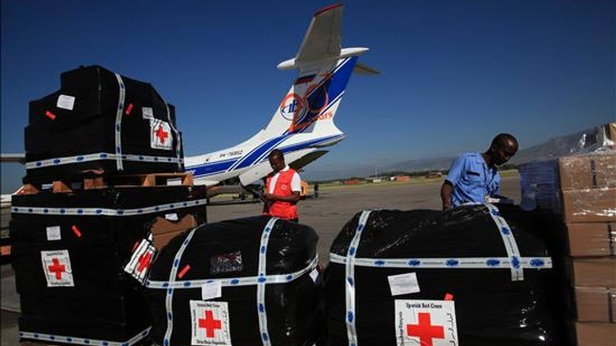 Dos hombres supervisan, en el aeropuerto de Puerto Príncipe (Haití), el material donado por la Agencia Española de Cooperación Internacional para el Desarrollo (AECID) destinado a ayudar a los enfermos de cólera. EFE