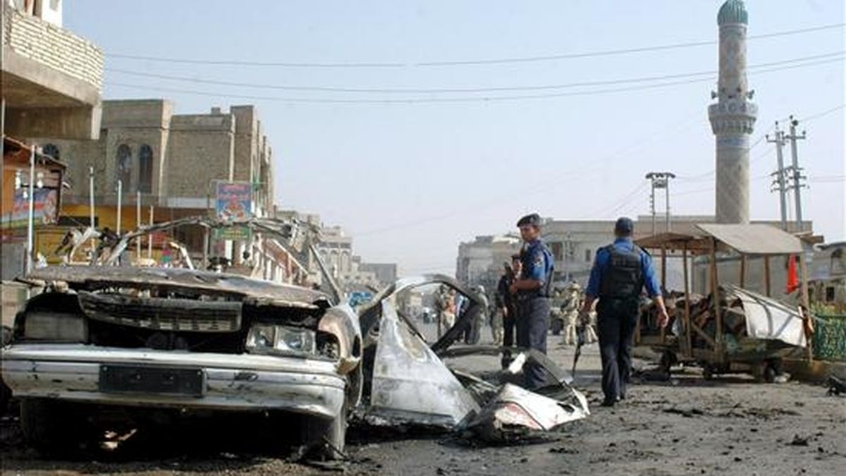 Policías iraquíes inspeccionan los restos de un vehículo utilizado en un atentado con coche bomba en Bagdad, Irak ayer lunes 6 de abril de 2009. EFE/Archivo