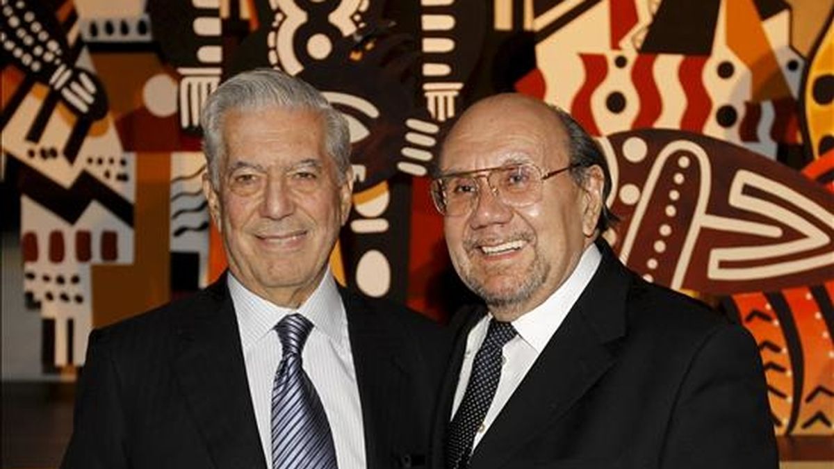 El premio Nobel de Literatura, Mario Vargas Llosa, y el ministro de Cultura de la República de Perú, Juan Ossio (d), a su llegada a la cena que ha organizado el pintor peruano Fernando de Szyszlo, en representación del Presidente de la República de Perú, en el Museo de la Danza de Estocolmo. EFE