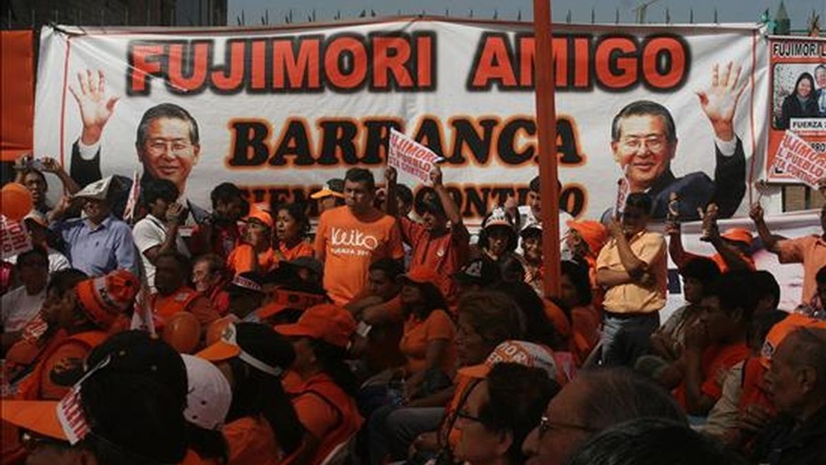 Seguidores del ex presidente peruano Alberto Fujimori protestan tras escuchar su condena a 25 años de prisión por la sala penal especial de la Corte Suprema de Justicia que lo procesó por violaciones de los derechos humanos. EFE