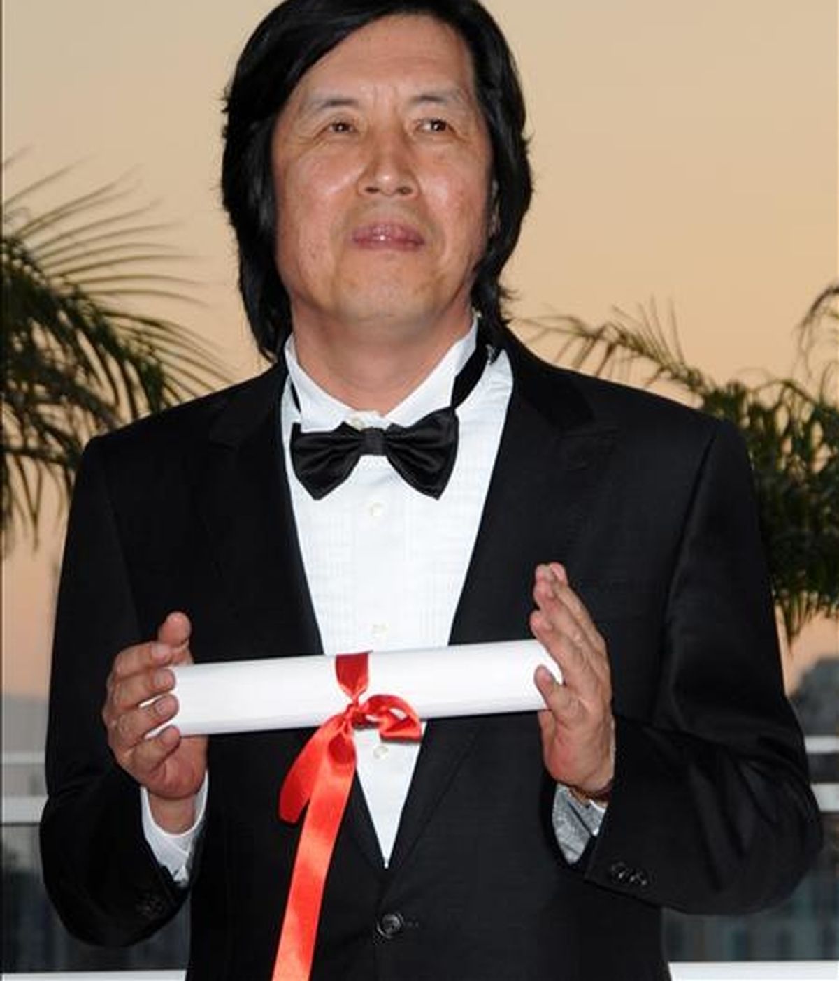 El director surcoreano de cine Lee Chang-dong posa el 23 de mayo de 2010, tras ganar el premio al Mejor Guión de la edición 63 Festival de Cannes por la película "Poetry", en Cannes (Francia). EFE/Archivo