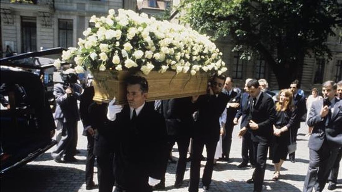 En la imagen el féretro con los restos mortales del escritor argentino Jorge Luis Borges, antes de su entierro en el panteón de hombres ilustres del cementerio de Plainpalais de Ginebra. EFE/Archivo