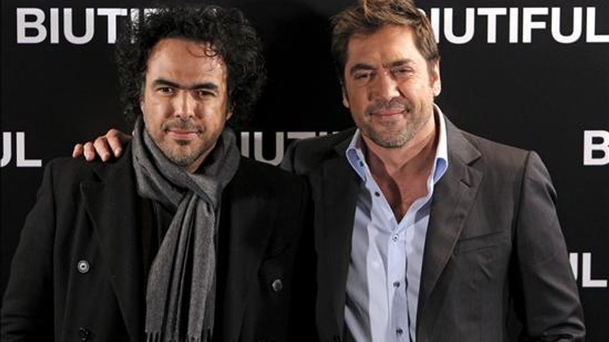El actor español Javier Bardem (dcha), junto al cineasta mexicano Alejandro González Iñárritu, durante la presentación de "Biutiful", un drama por el que ganó el premio de interpretación en el último festival de Cannes, con un personaje que sintetiza lo mejor y lo peor del ser humano. EFE