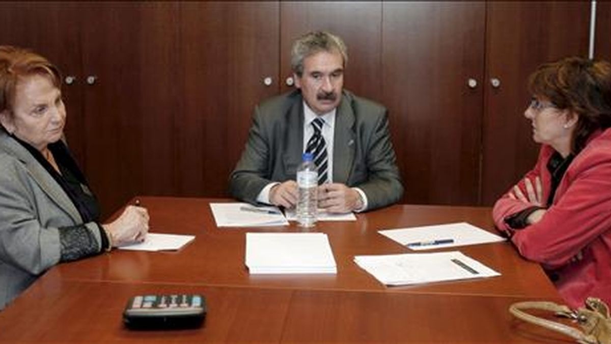 El consejero de Industria y Empleo, Graciano Torre (c), durante la reunión que ha mantenido con las alcaldesas de Gijón, Paz Fernández Felgueroso (i), y Avilés, Pilar Varela (d), hoy en Oviedo. EFE