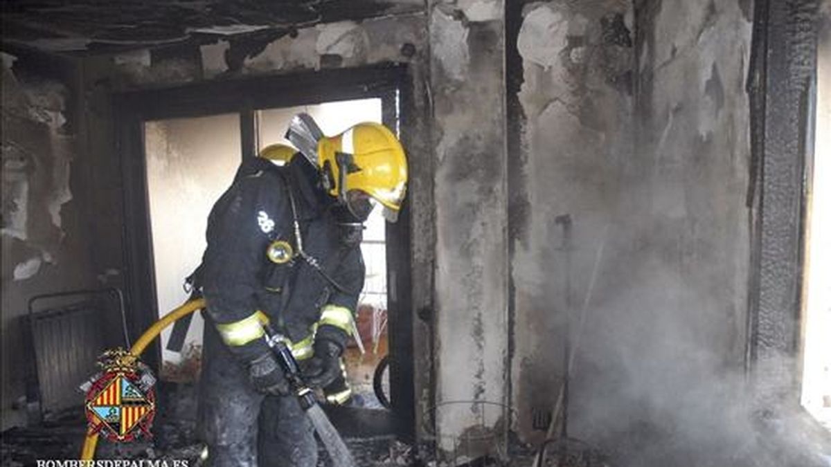 En la imagen, los bomberos de Palma trabajan durante la extinción de un incendio en una vivienda en Palma de Mallorca. EFE/Archivo