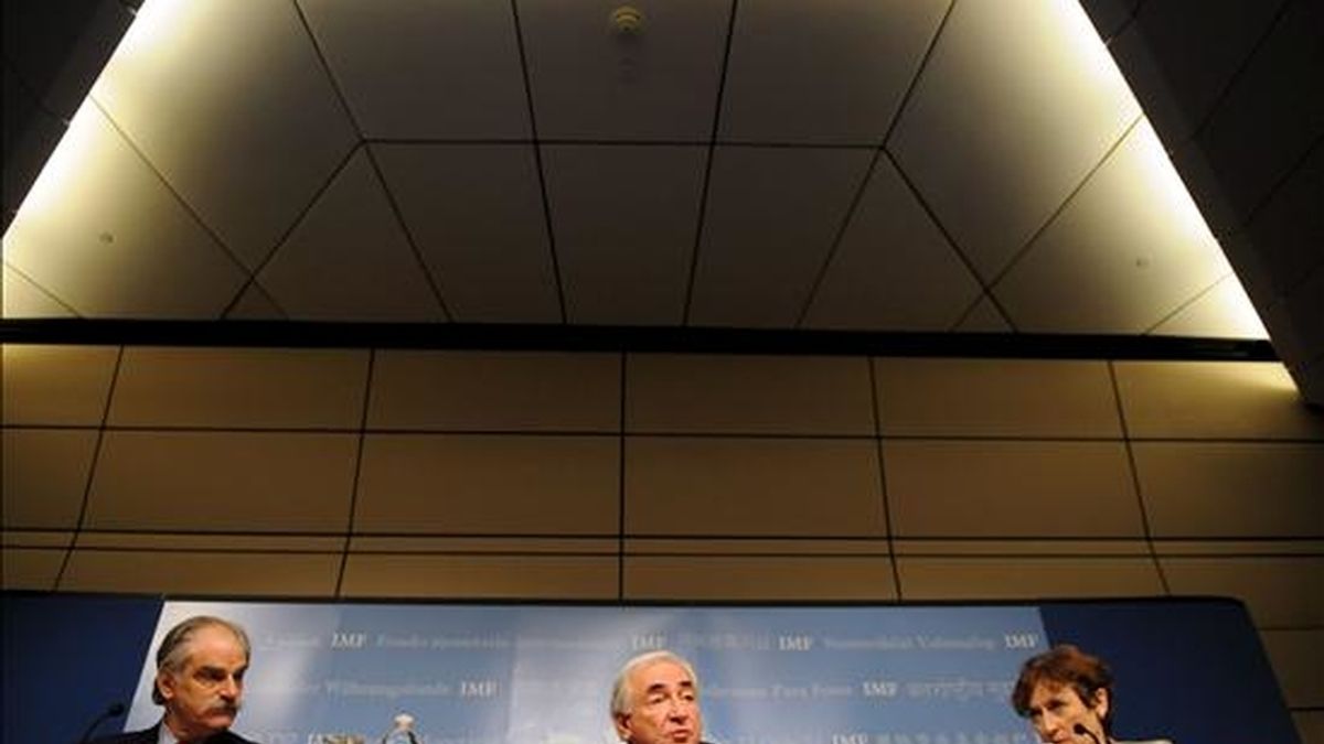 El FMI ha propuesto gravar en todo el mundo con dos nuevos impuestos al sector financiero, lo cual, según el director gerente del FMI, Dominique Strauss-Kahn (c), "reduciría la toma de riesgos" por parte de la banca. EFE