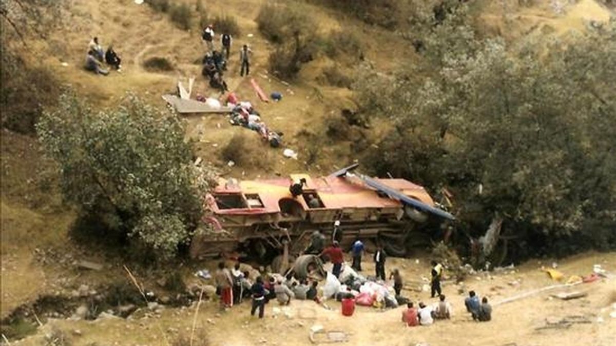 Los accidentes de tránsito sufridos en las carreteras de Perú durante 2008 dejaron 875 muertos y 5.307 heridos, de acuerdo a datos oficiales. EFE/Archivo