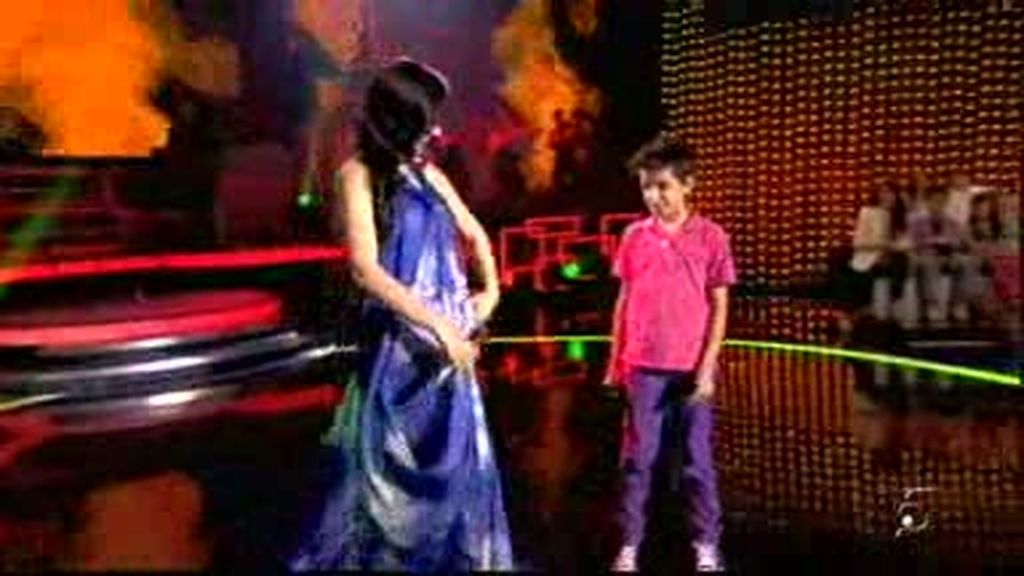 Tomás junto a Diana Navarro cantan 'Campanera'