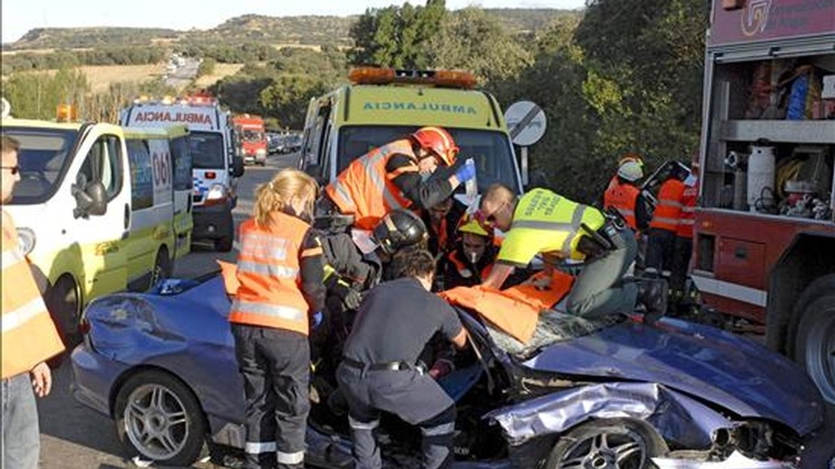 Los bomberos de Huesca y los servicios médicos del 061, atienden a una de las personas atrapada en el interior del un vehículo tras chocar con un automóvil el pasado mes de agosto en la carretera N-240 de Huesca. EFE/Archivo