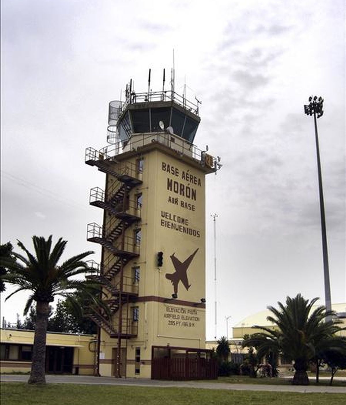 Torre de control de la base aérea de Morón de la Frontera, en Sevilla. Cuatro trabajadores han declarado hoy en la Audiencia Nacional en relación con las escalas en España de aviones de la CIA con terroristas detenidos. EFE/Archivo