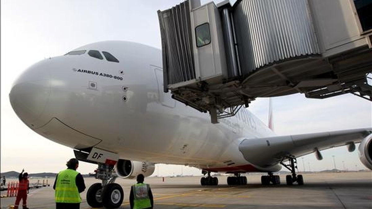 Un Airbus A380 se acopla a la pasarela a su llegada al Aeropuerto Internacional de Incheon, a las afueras de Seúl (Corea del Sur). EFE/Archivo