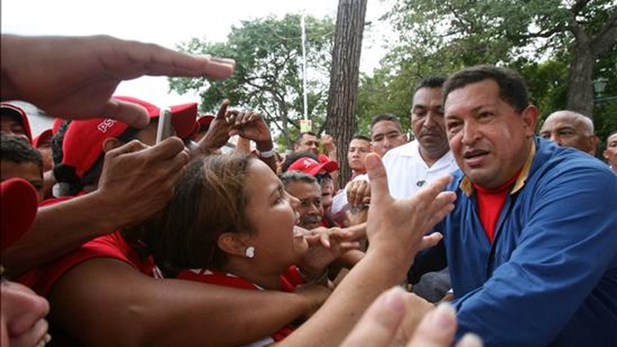 En el referendo del próximo día 15 los venezolanos decidirán si aprueban o no la enmienda constitucional que permitiría a Hugo Chávez optar a un tercer mandato. EFE/Archivo