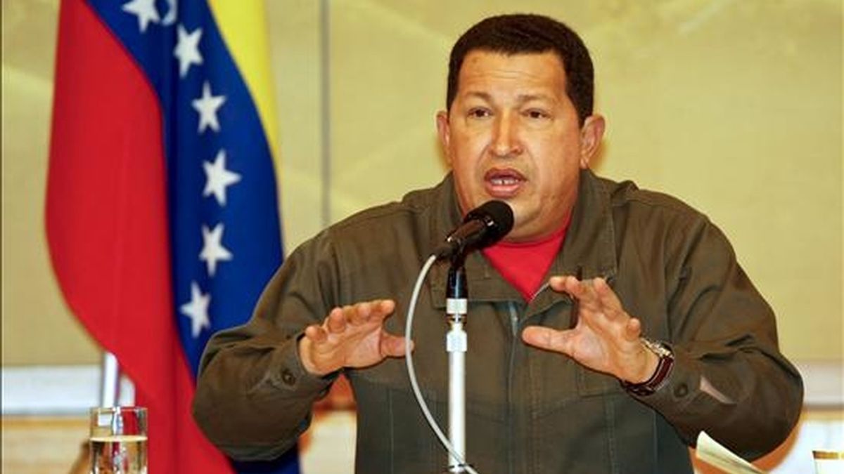El presidente de Venezuela, Hugo Chávez, atiende a los medios durante la rueda de prensa ofrecida en Tokio, Japón, el 7 de abril de 2009. Chavez ha realizado una visita de tres días a Japón. EFE