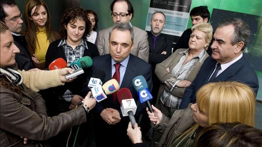 El portavoz de la comisión de Cultura del Congreso, Rafael Simancas (c), atiende a la prensa tras presentar en el Museo Nacional de Arqueología Subacuática de Cartagena, varias iniciativas relacionadas con el ARQUA. EFE El portavoz de la comisión de Cultura del Congreso, Rafael Simancas (c), atiende a la prensa tras presentar en el Museo Nacional de Arqueología Subacuática de Cartagena, varias iniciativas relacionadas con el ARQUA. EFE