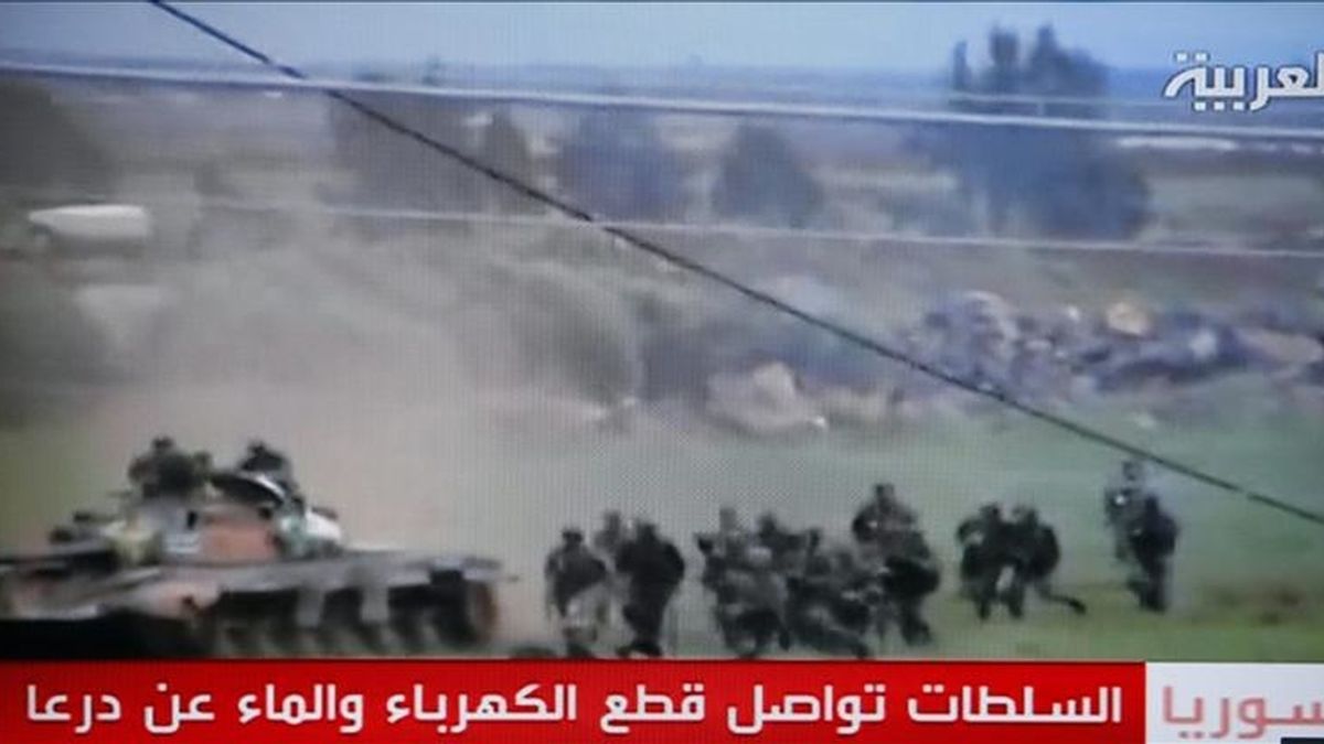 Imagen de televisión emitida por el canal Al Arabiya y capturada ayer jueves 28 de abril, que muestra un tanque del ejército sirio y soldados llegando a la ciudad de Deraa, Siria, el 26 de abril de 2011. EFE