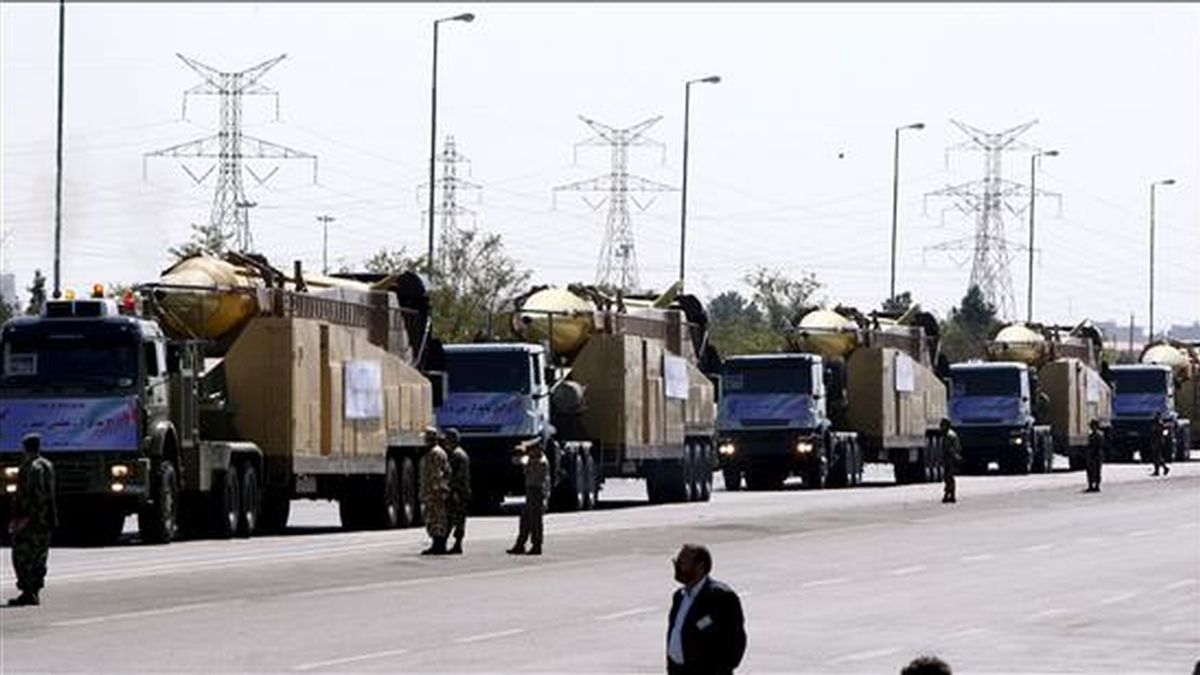 Camiones con misiles misiles Shahab 3 durante el desfile militar conmemorativo por la guerra entre Irán e Irak (1980-1988), en Teherán este miércoles. EFE