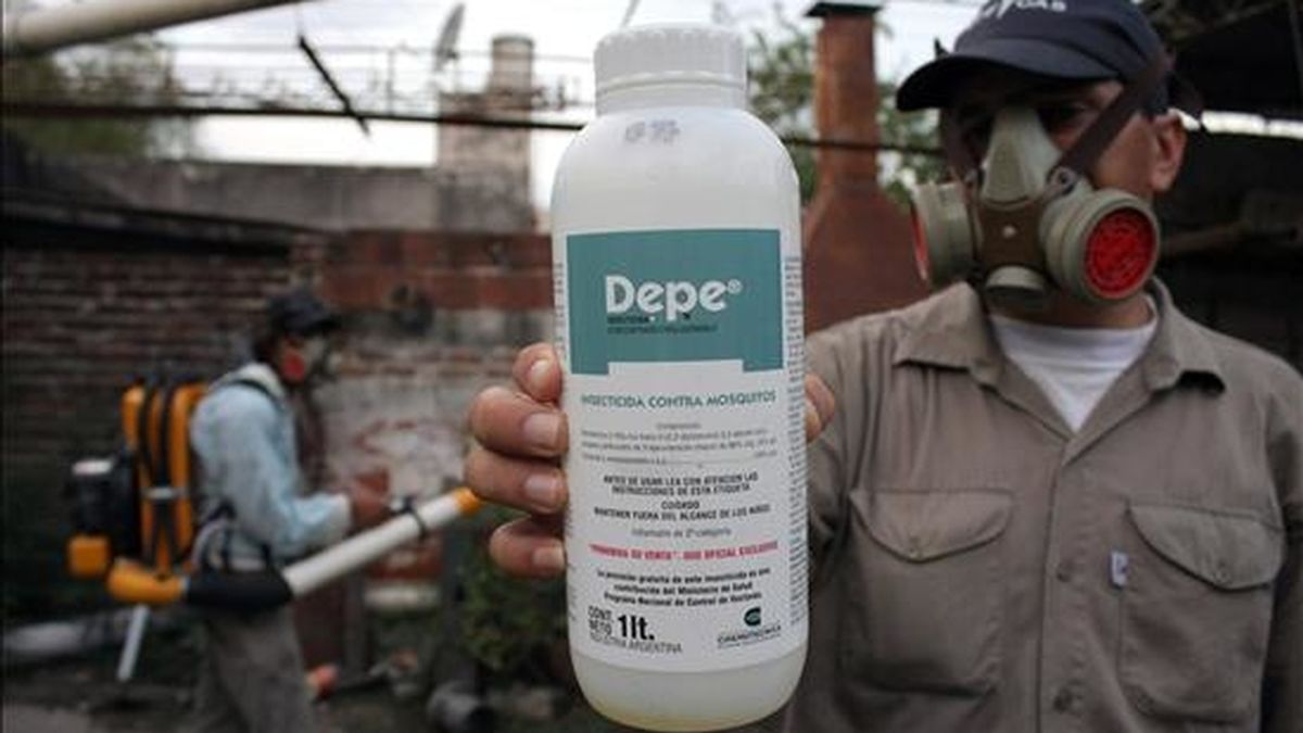 Imagen de personal sanitario argentino durante una campaña de fumigación en la ciudad de Corrientes, al noroeste del país. EFE Imagen de personal sanitario argentino durante una campaña de fumigación en la ciudad de Corrientes, al noroeste del país. EFE