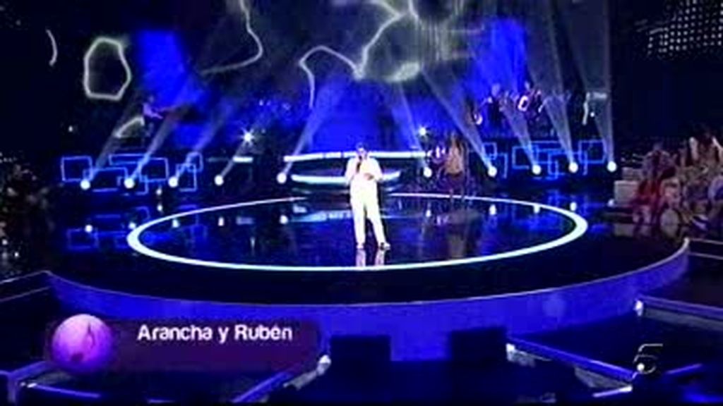 Arancha y Rubén interpretan 'Héroe'
