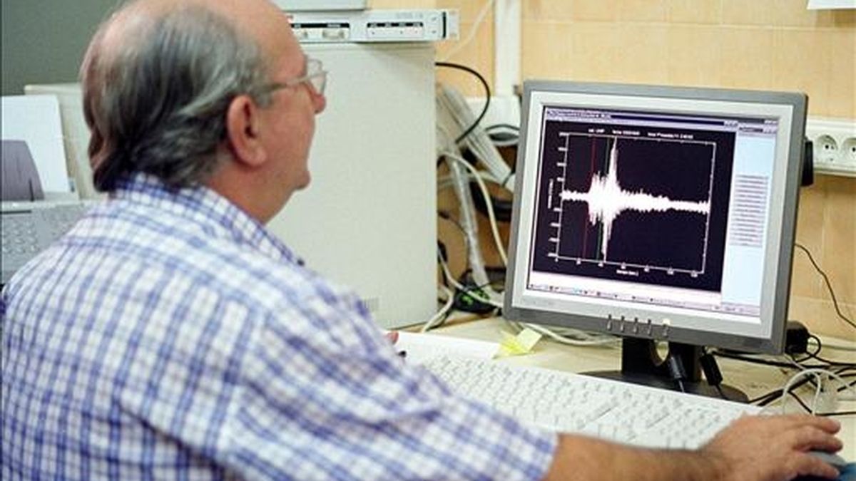 Pedro Jaúregui, del Departamento de Sismología de la Universidad de Alicante, observa el registro del terremoto de magnitud 4,3 grados en la escala de Ritcher que tuvo lugar en 2003 con epicentro en el Mar Mediterráneo a unos 30 kms de la ciudad de Valencia. EFE/Archivo