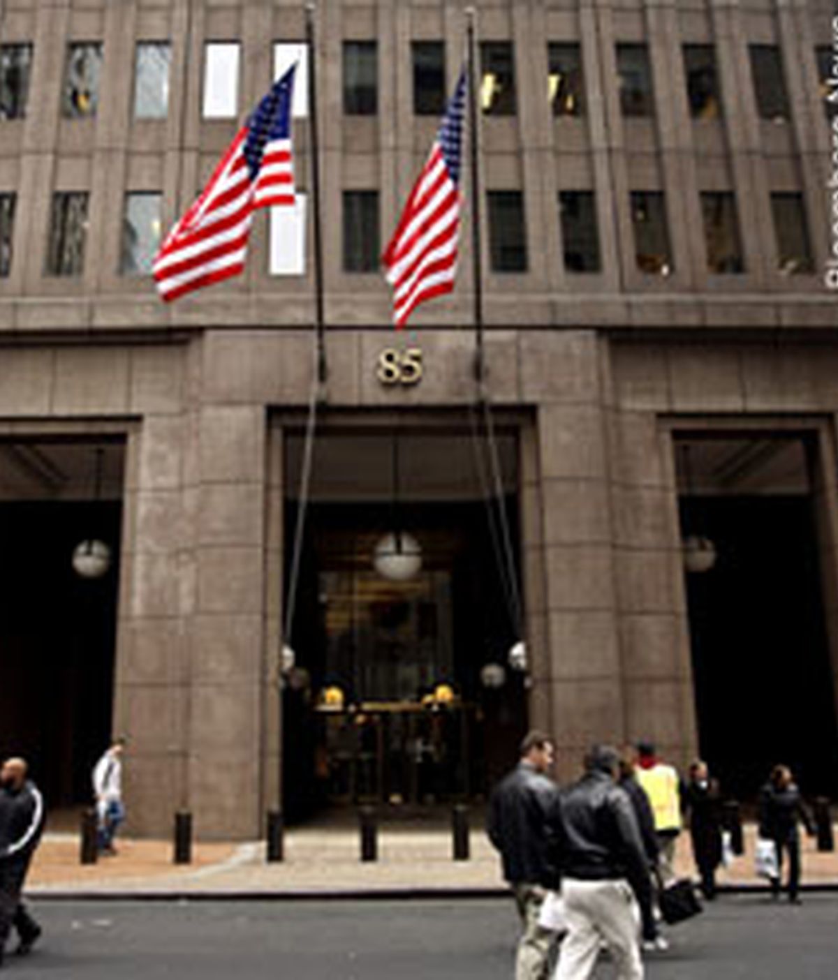 La Comisión de Mercados y Valores de EEUU ha acusado al banco de inversión Goldman Sachs y a uno de sus vicepresidentes de fraude por ocultar información sobre un producto ligado a las hipotecas subprime.
